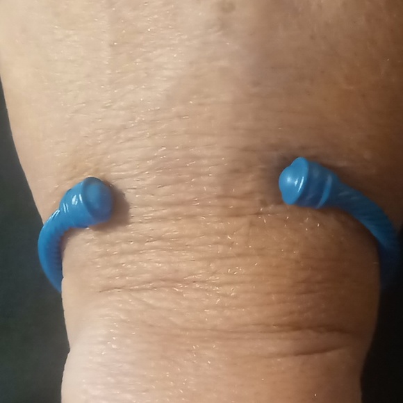 Blue twisted cable cuff bracelet & 2 expandable blue beaded bracelets. - Picture 6 of 10